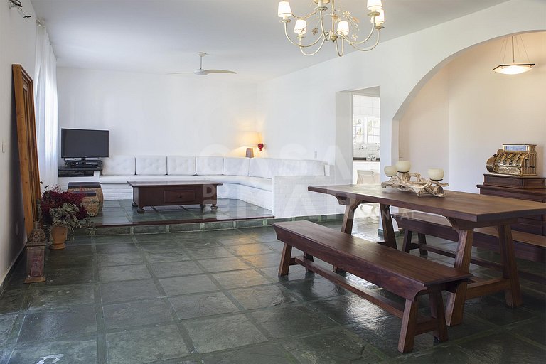 Casa em Manguinhos, próximo ao clube de velas, com ampla áre