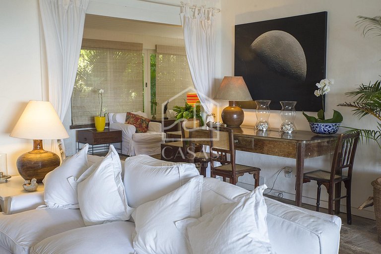 Beautiful house with six suites, facing the sea, with the mo