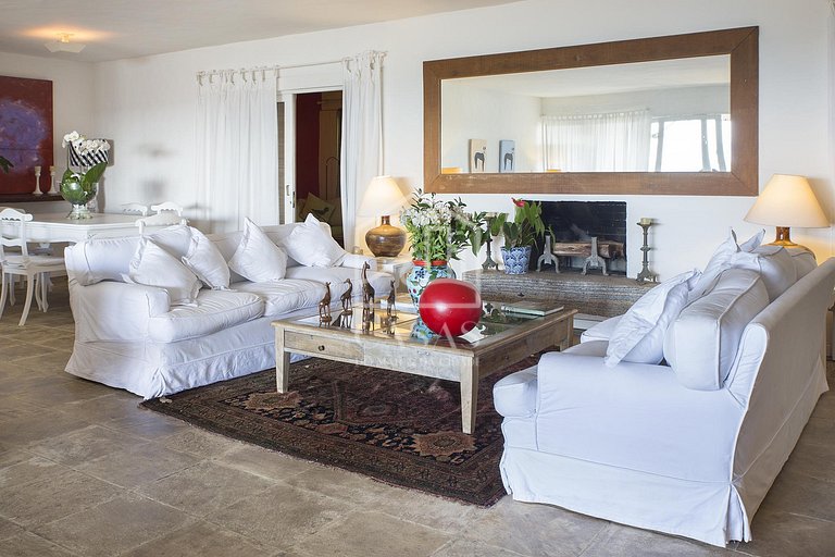 Beautiful house with six suites, facing the sea, with the mo