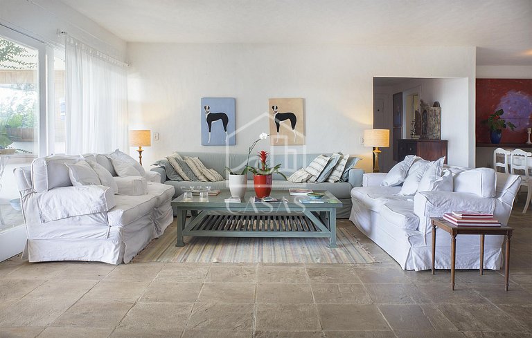 Beautiful house with six suites, facing the sea, with the mo