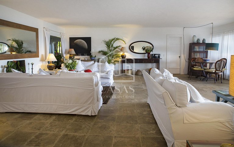 Beautiful house with six suites, facing the sea, with the mo