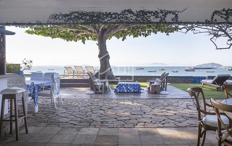 Beautiful house with six suites, facing the sea, with the mo