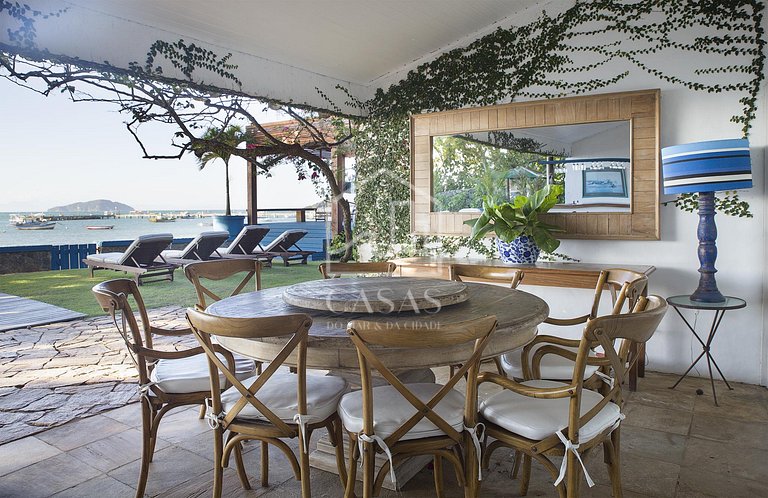 Beautiful house with six suites, facing the sea, with the mo