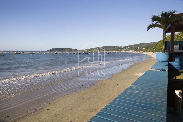 Beautiful house with six suites, facing the sea, with the mo