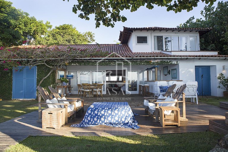 Beautiful house with six suites, facing the sea, with the mo