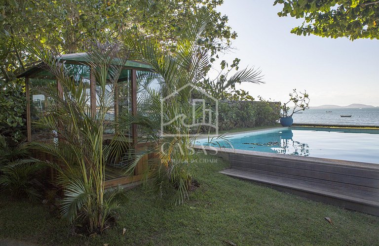 Beautiful house with six suites, facing the sea, with the mo