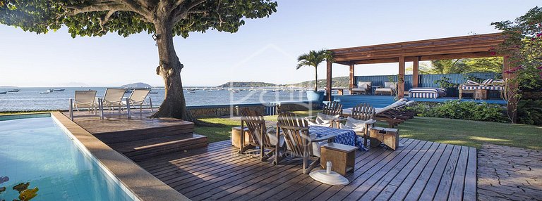 Beautiful house with six suites, facing the sea, with the mo