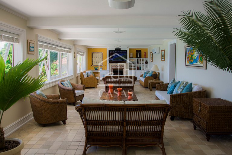 Beautiful villa with exclusive beach, seven suites in a cond