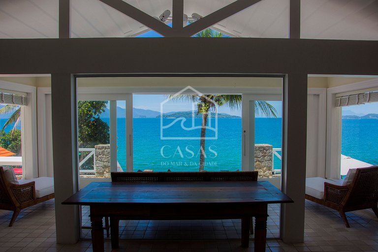 Beautiful villa with exclusive beach, seven suites in a cond