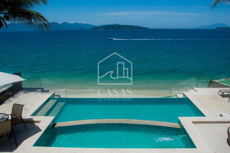 Beautiful villa with exclusive beach, seven suites in a cond