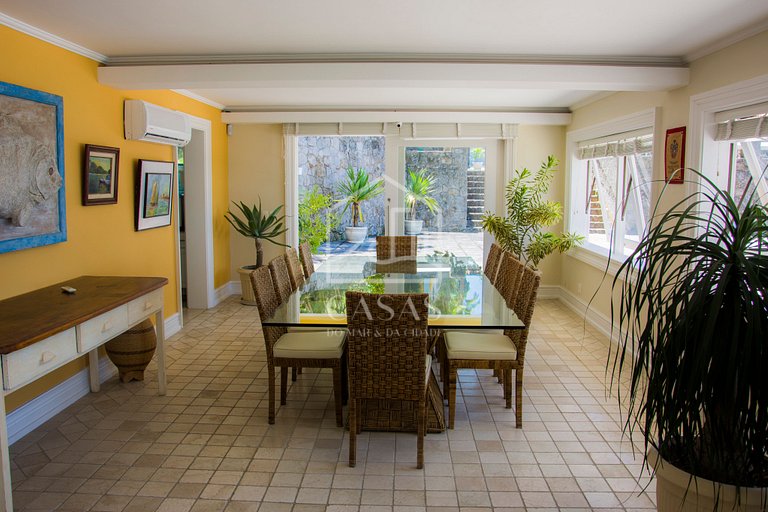 Beautiful villa with exclusive beach, seven suites in a cond