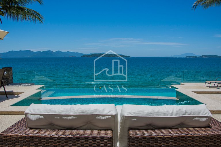 Beautiful villa with exclusive beach, seven suites in a cond