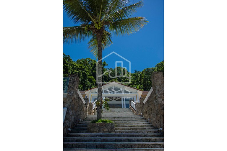 Beautiful villa with exclusive beach, seven suites in a cond