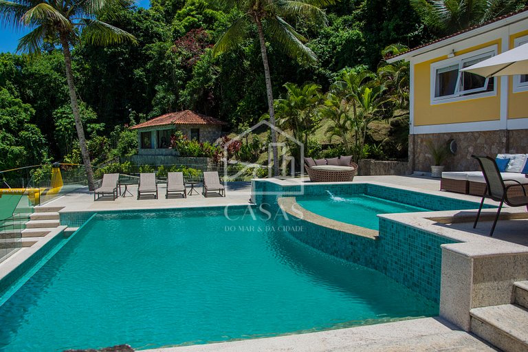 Beautiful villa with exclusive beach, seven suites in a cond