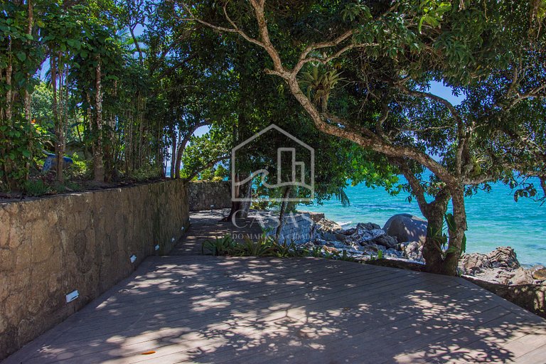 Beautiful villa with exclusive beach, seven suites in a cond