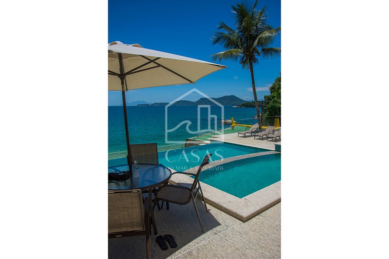 Beautiful villa with exclusive beach, seven suites in a cond