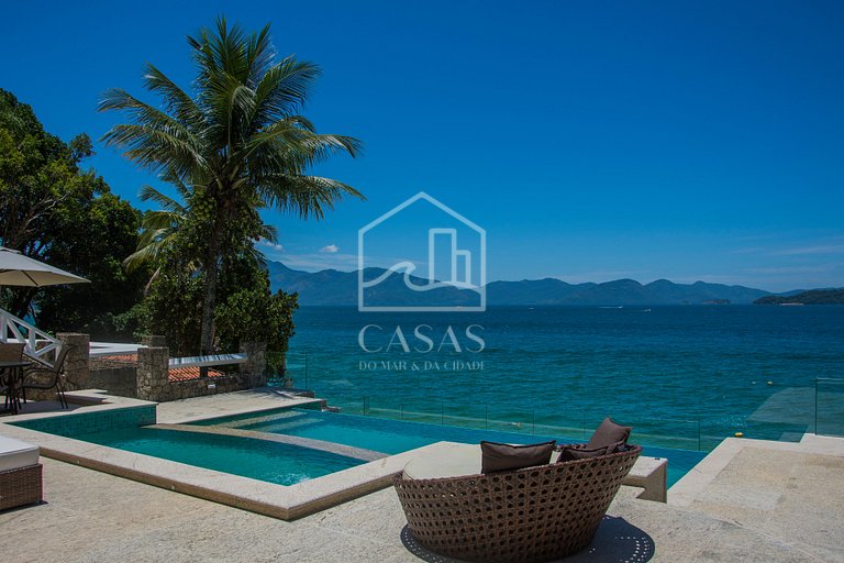 Beautiful villa with exclusive beach, seven suites in a cond