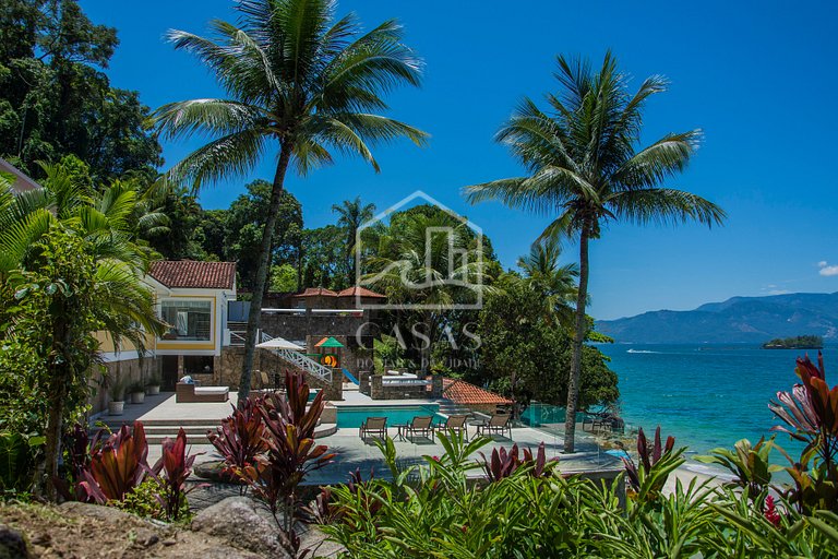 Beautiful villa with exclusive beach, seven suites in a cond