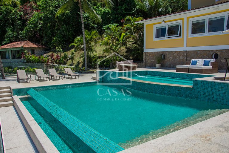 Beautiful villa with exclusive beach, seven suites in a cond