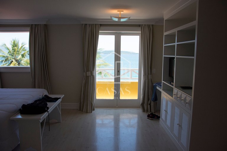Beautiful villa with exclusive beach, seven suites in a cond