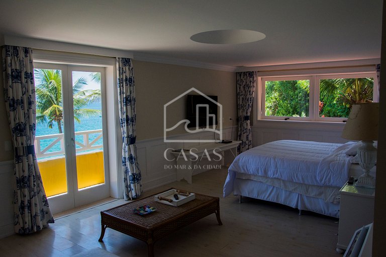 Beautiful villa with exclusive beach, seven suites in a cond