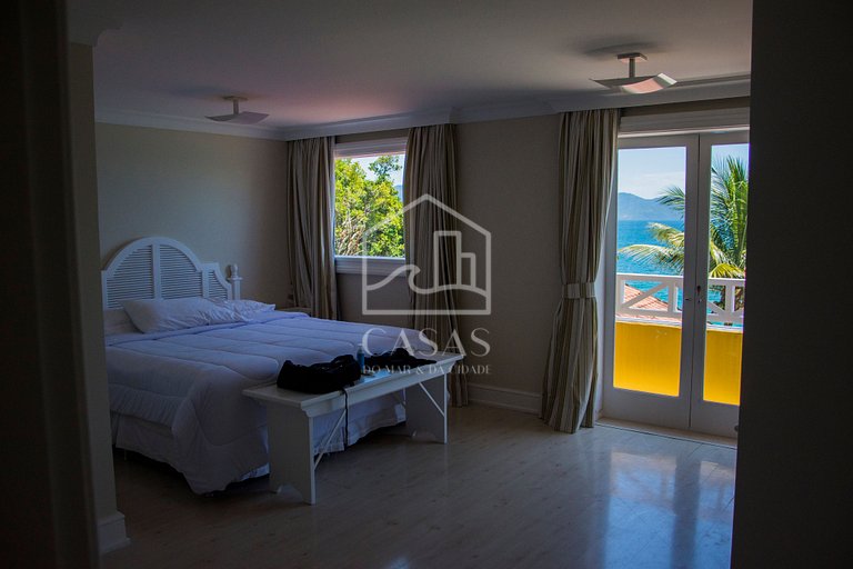 Beautiful villa with exclusive beach, seven suites in a cond