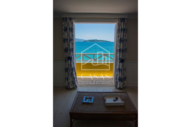 Beautiful villa with exclusive beach, seven suites in a cond