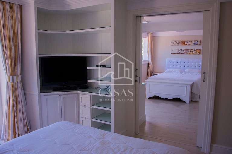 Beautiful villa with exclusive beach, seven suites in a cond