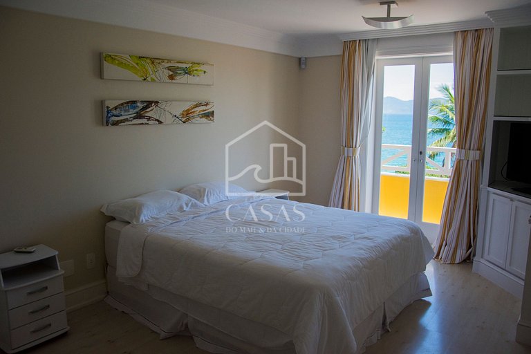 Beautiful villa with exclusive beach, seven suites in a cond