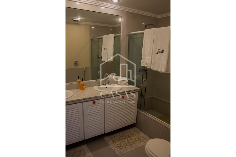 Beautiful villa with exclusive beach, seven suites in a cond