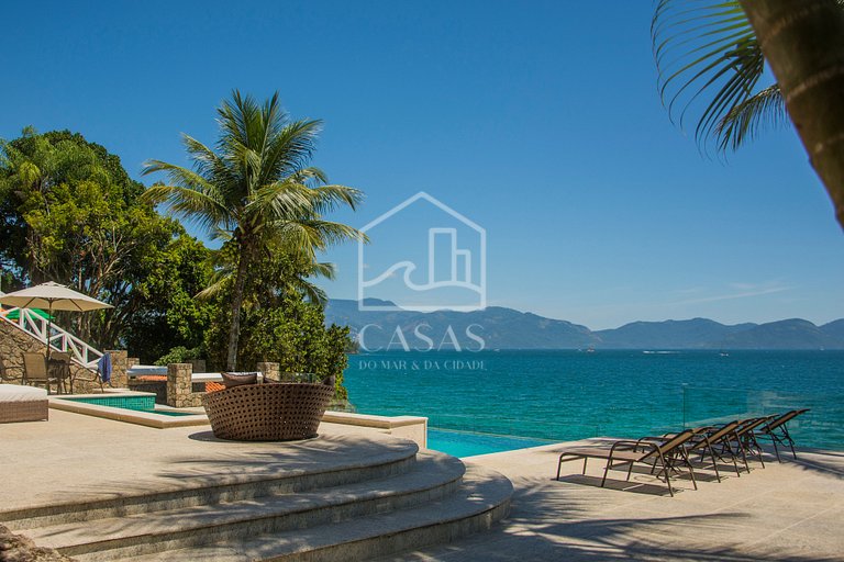 Beautiful villa with exclusive beach, seven suites in a cond