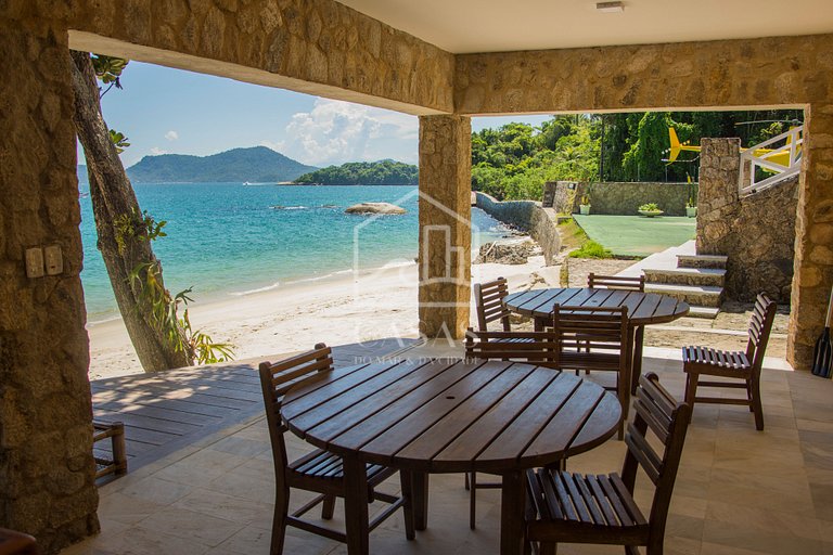 Beautiful villa with exclusive beach, seven suites in a cond