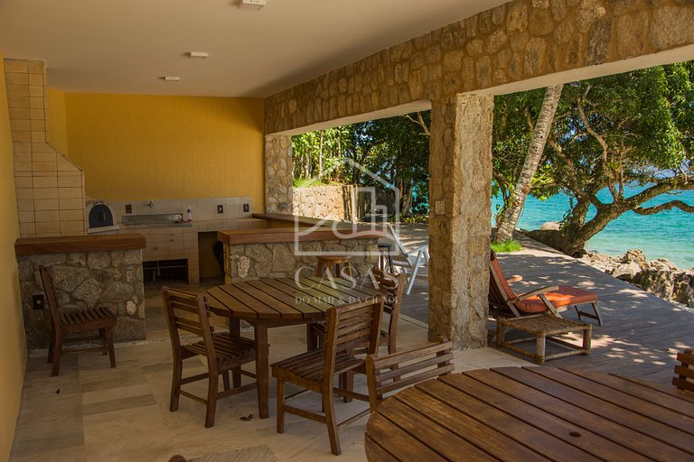 Beautiful villa with exclusive beach, seven suites in a cond