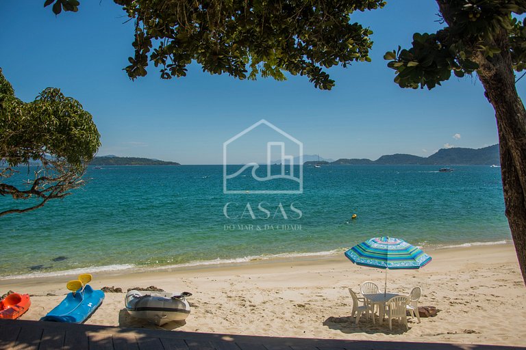 Beautiful villa with exclusive beach, seven suites in a cond