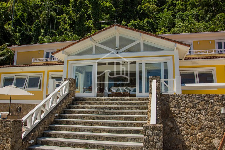 Beautiful villa with exclusive beach, seven suites in a cond