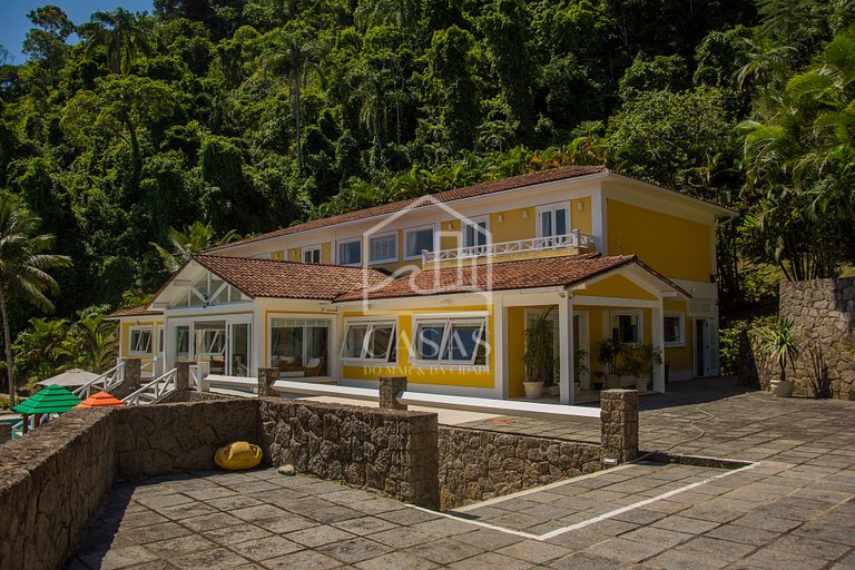 Beautiful villa with exclusive beach, seven suites in a cond