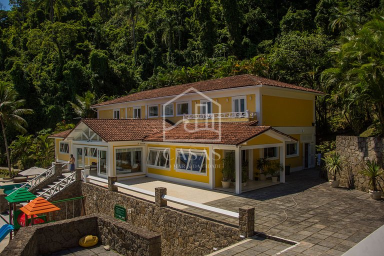Beautiful villa with exclusive beach, seven suites in a cond