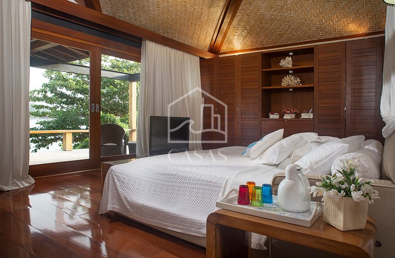 Beautiful Villa with nine large suites, standing on the sand