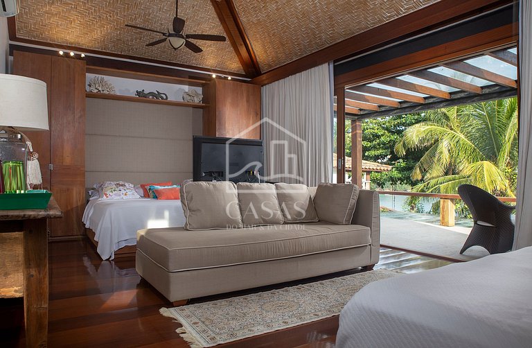 Beautiful Villa with nine large suites, standing on the sand