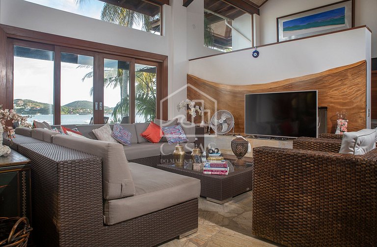 Beautiful Villa with nine large suites, standing on the sand
