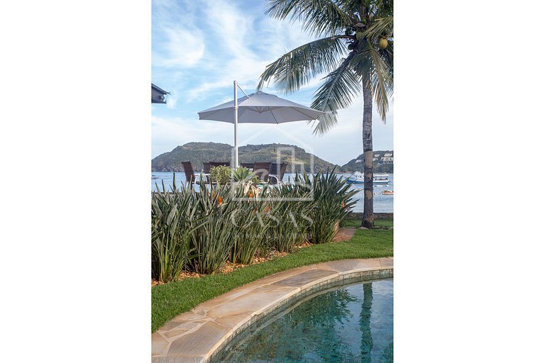 Beautiful Villa with nine large suites, standing on the sand