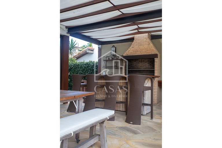 Beautiful Villa with nine large suites, standing on the sand
