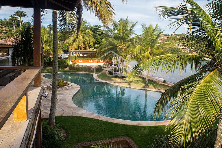 Beautiful Villa with nine large suites, standing on the sand