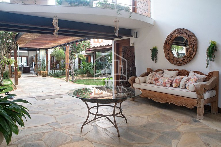Beautiful Villa with nine large suites, standing on the sand