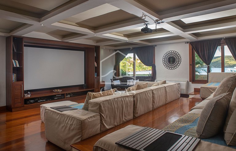 Beautiful Villa with nine large suites, standing on the sand