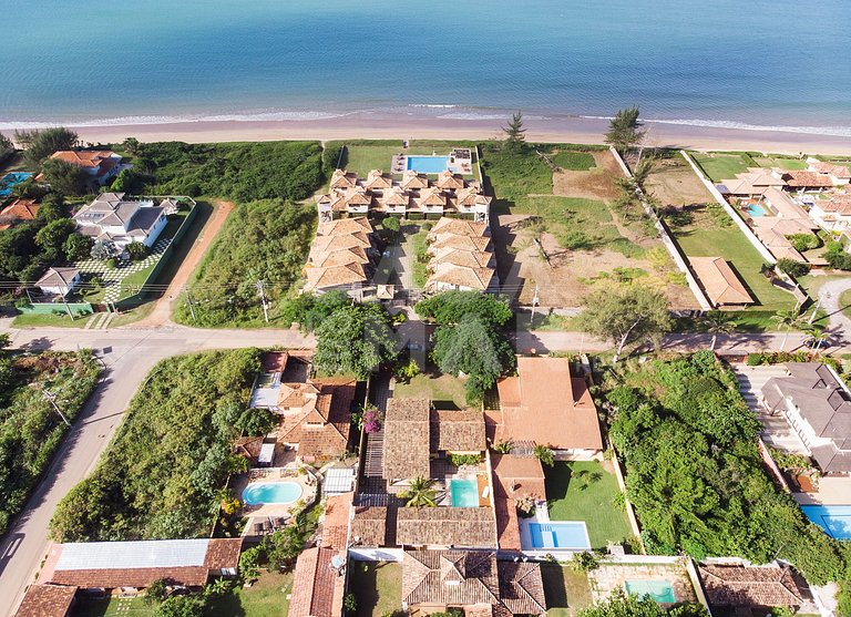 casa com quatro quartos, piscina, próxima à praia