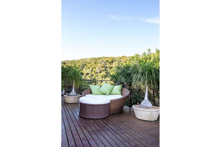Casa com quatro suítes, sala de tv, piscina e churrasqueira.
