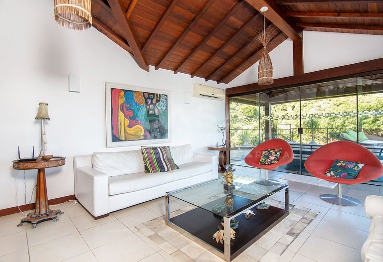 Casa com quatro suítes, sala de tv, piscina e churrasqueira.