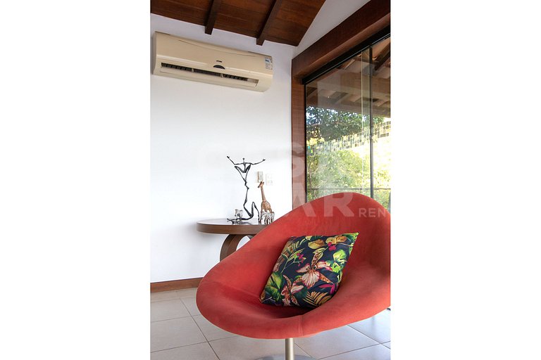 Casa com quatro suítes, sala de tv, piscina e churrasqueira.