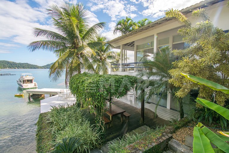 Casa com sete suítes, praia privativa com lancha